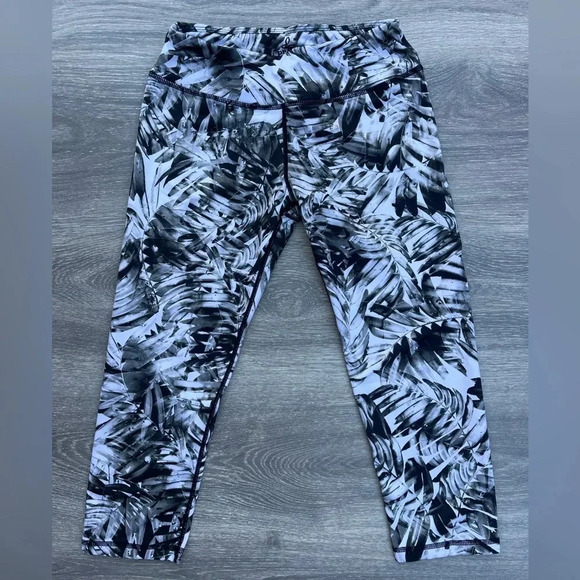 PrAna Roxanne Capri Leggings, black/white palm - Picture 2 of 7